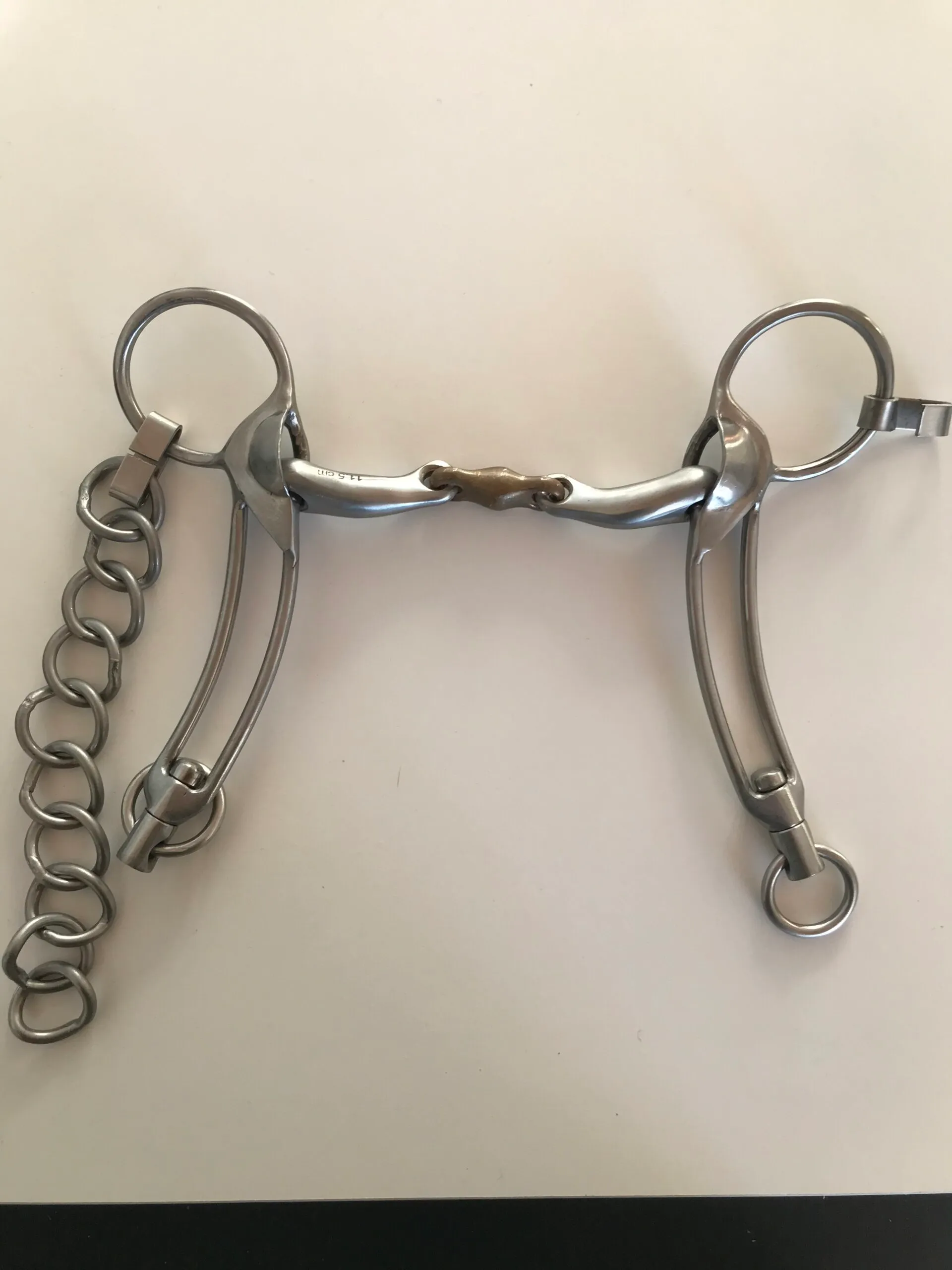 Vals IJslands bit dubbel gebroken met tongvrijheid